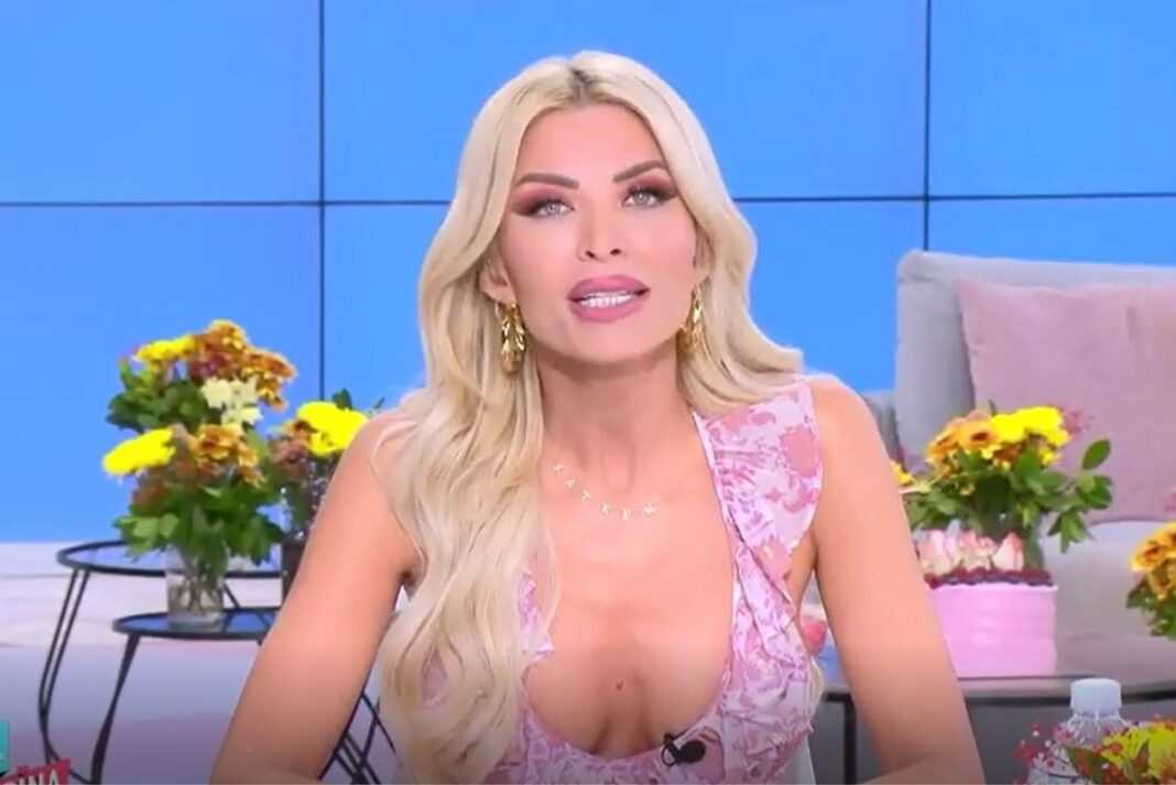 Οι αιχμές της Καινούργιου κατά γνωστών φωτογράφων: «Τώρα με παρακαλάνε…»