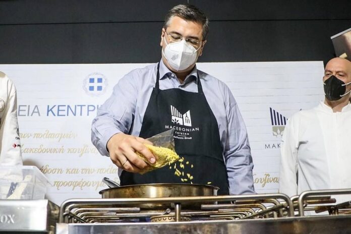 Ο Απόστολος Τζιτζικώστας έβαλε ποδιά και μαγείρεψε κριθαρότο με μύδια