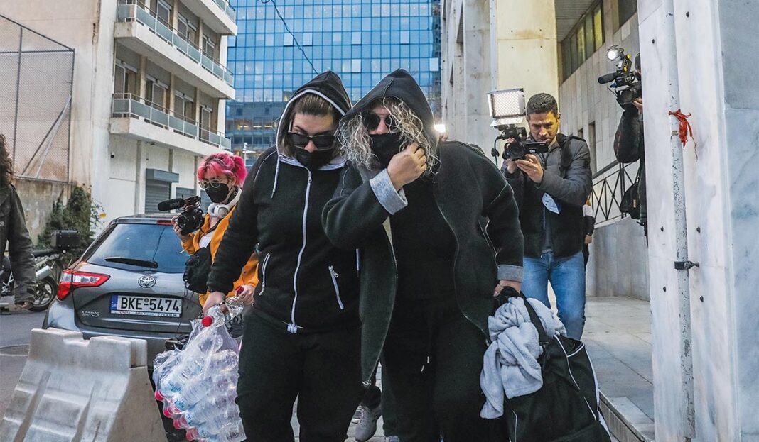 H μάνα και η αδερφή της Πισπιρίγκου πέταξαν τα κουκλάκια του κόσμου από τους τάφους των παιδιών