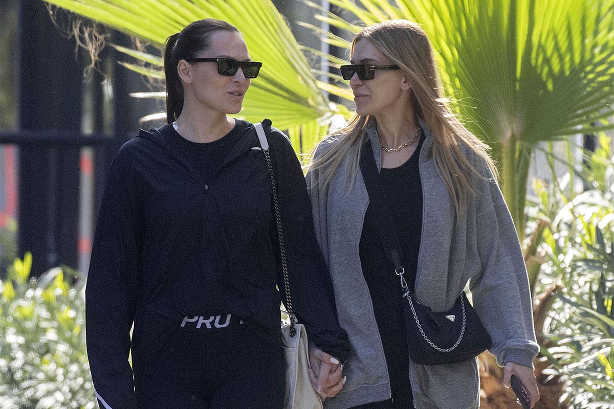 Η Υβόννη Μπόσνιακ βόλτα στη Γλυφάδα με την κουμπάρα της, Παυλίνα Κωσταγιού