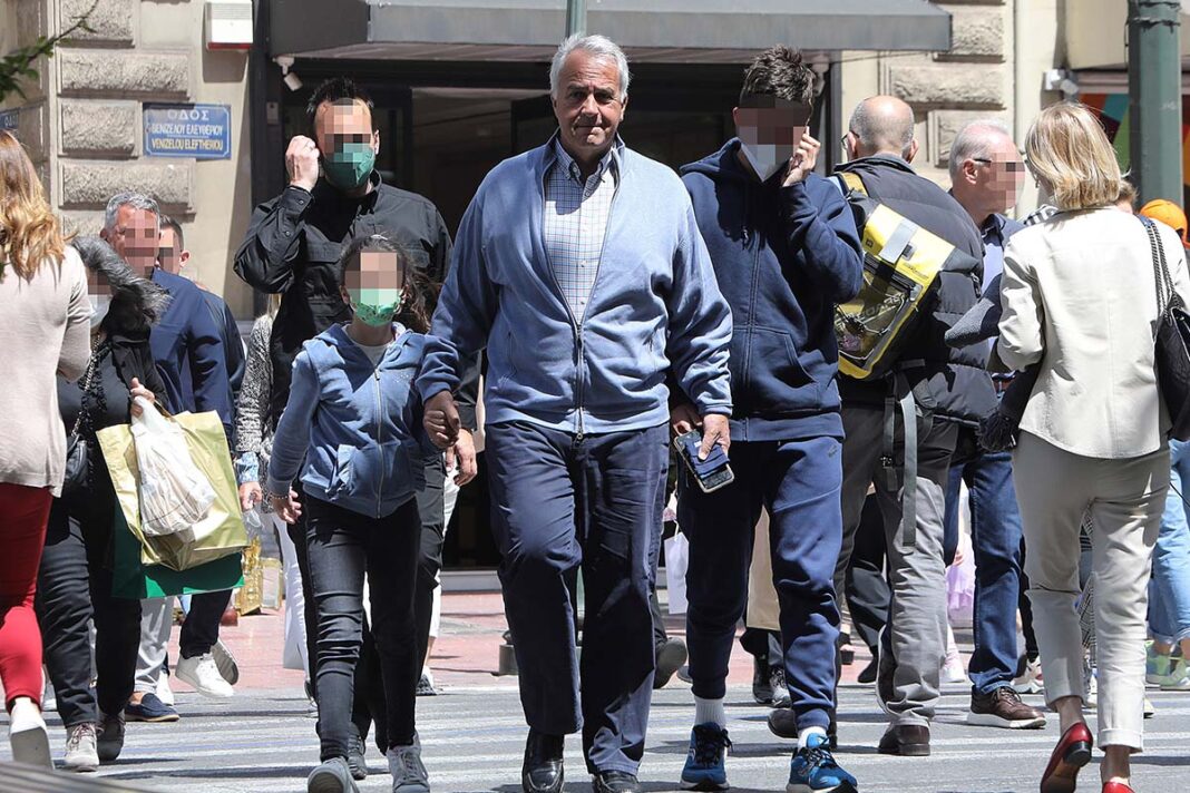 Ο Μάκης Βορίδης παίρνει ένα... διάλειμμα και βγαίνει βόλτα με τα παιδιά του