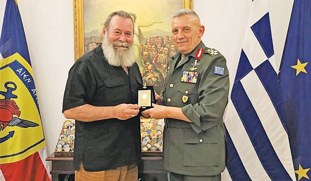 Ο Σαββιδάκης των «Άγριων μελισσών» τιμήθηκε από τον αρχηγό ΓΕΕΘΑ
