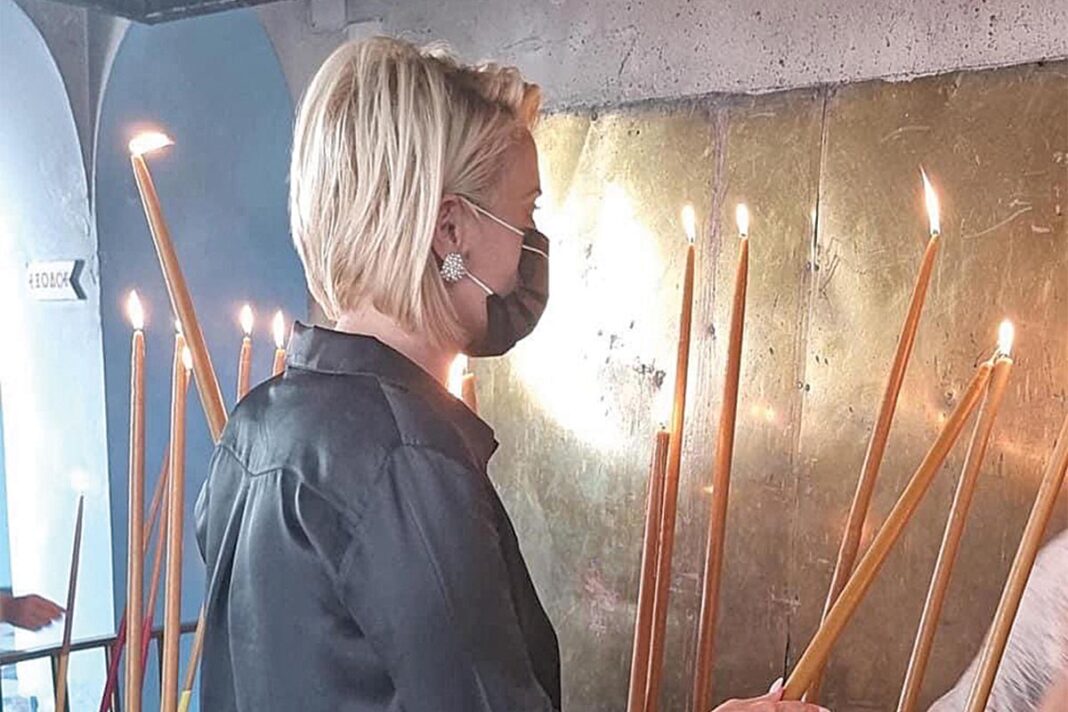 Στην Παναγία της Τήνου η Κατερίνα Μονογυιού
