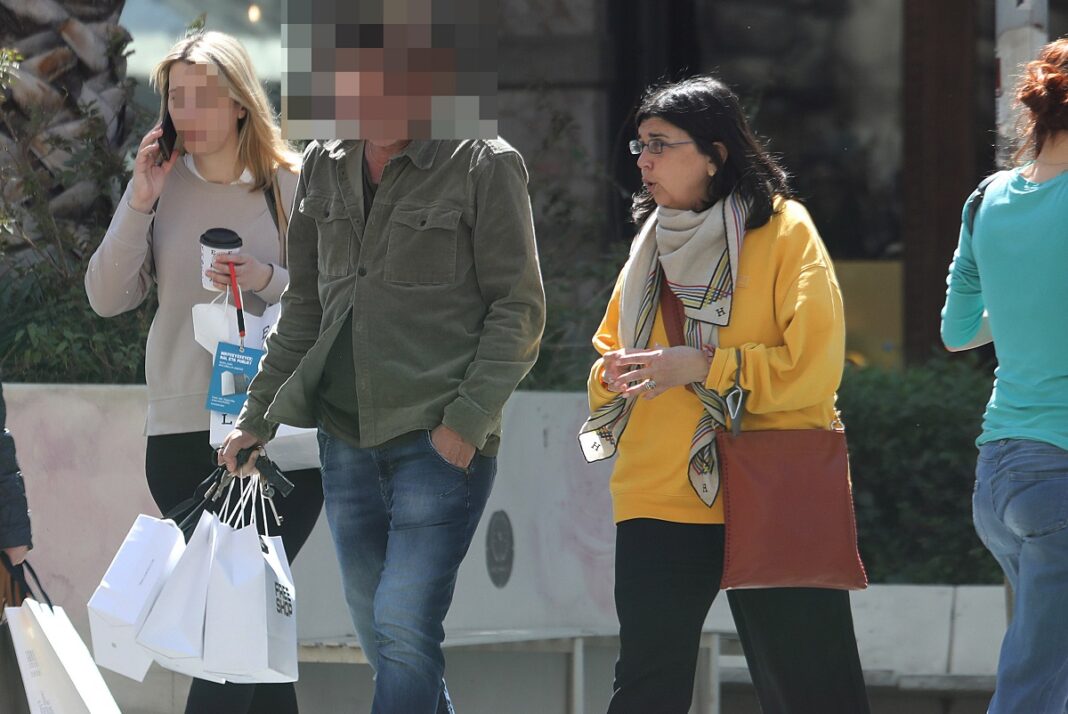 Παρουσιαστής στο κέντρο της Αθήνας για ψώνια με τη σύζυγό του