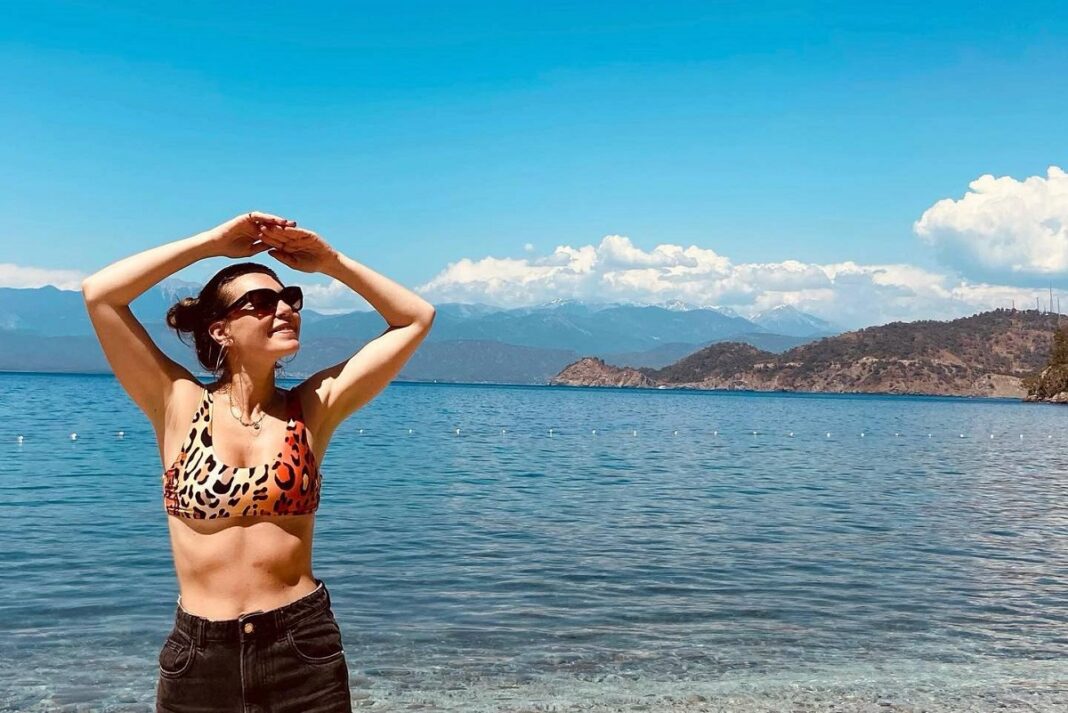Γνωστή ηθοποιός άφησε τα τηλεοπτικά πλατό και πήγε στην παραλία για βουτιές