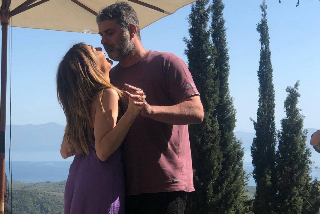 Τα παθιασμένα φιλιά των Βανδή - Μπισμπίκη στην παραλία