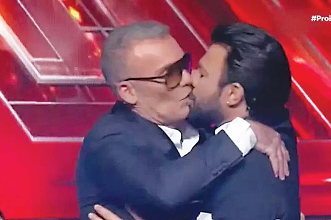 Ιερέας απειλεί με μηνύσεις το «X-Factor» για το προκλητικό στιγμιότυπο μεταξύ Ρόκκου - Γεωργίου