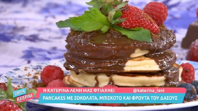 Pancakes με σοκολάτα, μπισκότο και φρούτα του δάσους