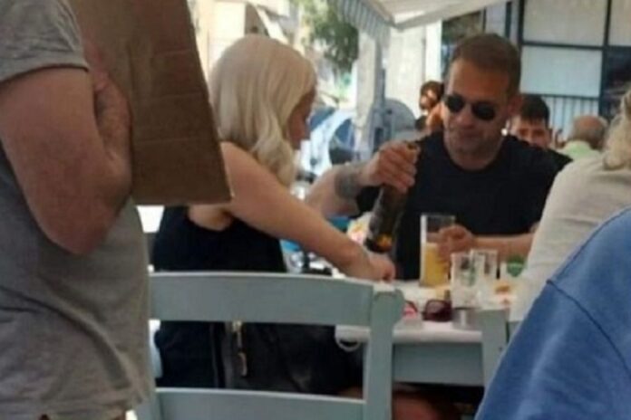 Ντέμης Νικολαϊδης: Η έξοδος με ξανθιά κυρία στο Πέραμα και τα φιλιά τους