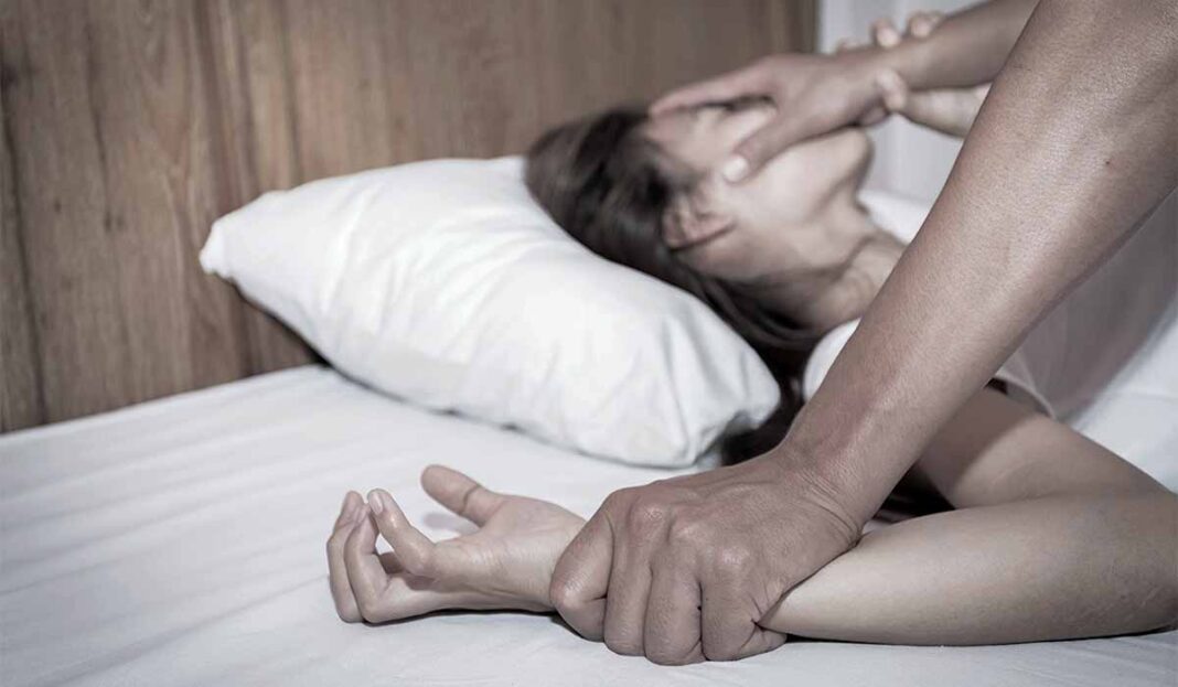 Σοκ για 26χρονη - Βγήκε με συνάδελφό της και τη βίασε σε ξενοδοχείο