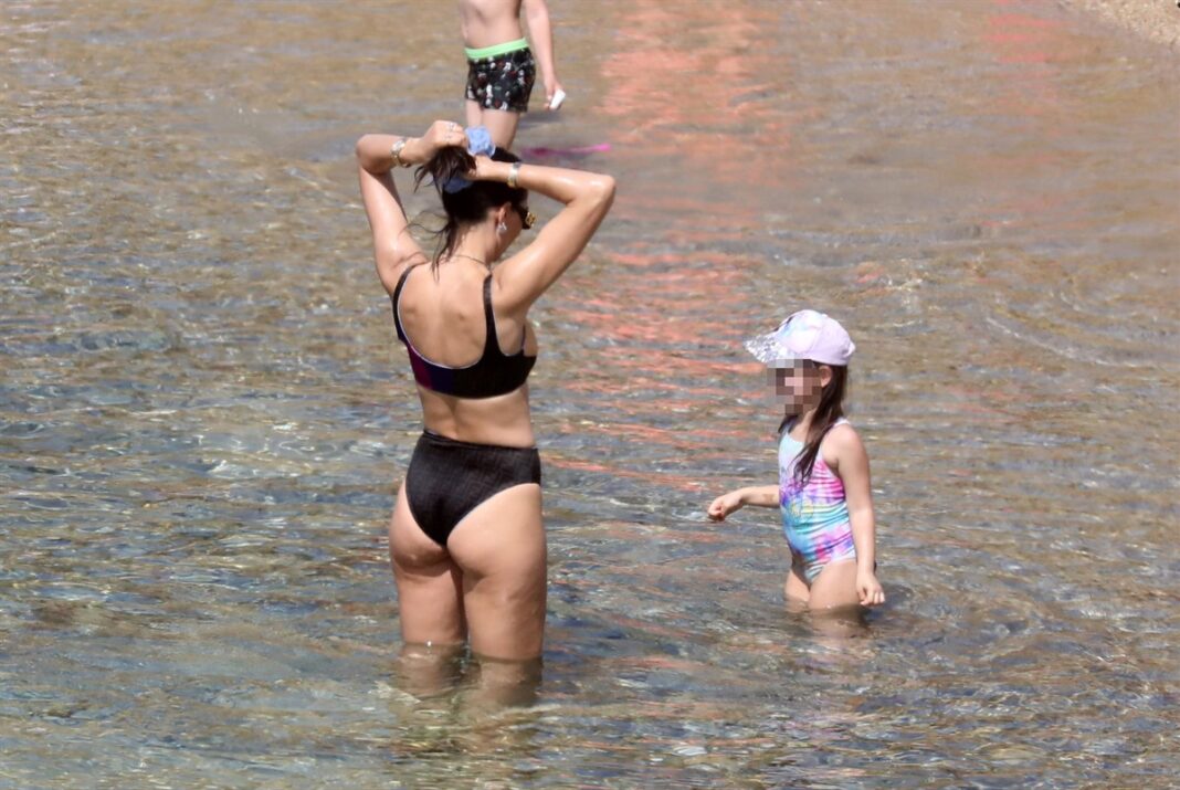Ποια γνωστή κυρία εντοπίσαμε σε παραλία της Μυκόνου με την οικογένειά της;