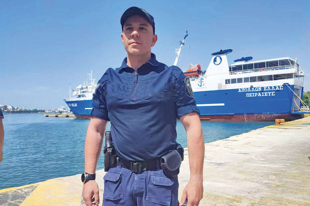 Ήρωας λιμενικός έσωσε 5χρονη Ρομά που επέπλεε μέσα στη θάλασσα