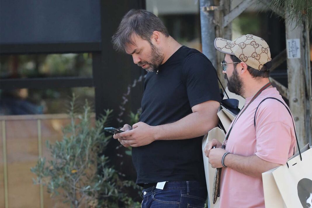 Στη Γλυφάδα για ψώνια ο Γιώργος Σαμπάνης παρέα με έναν φίλο του