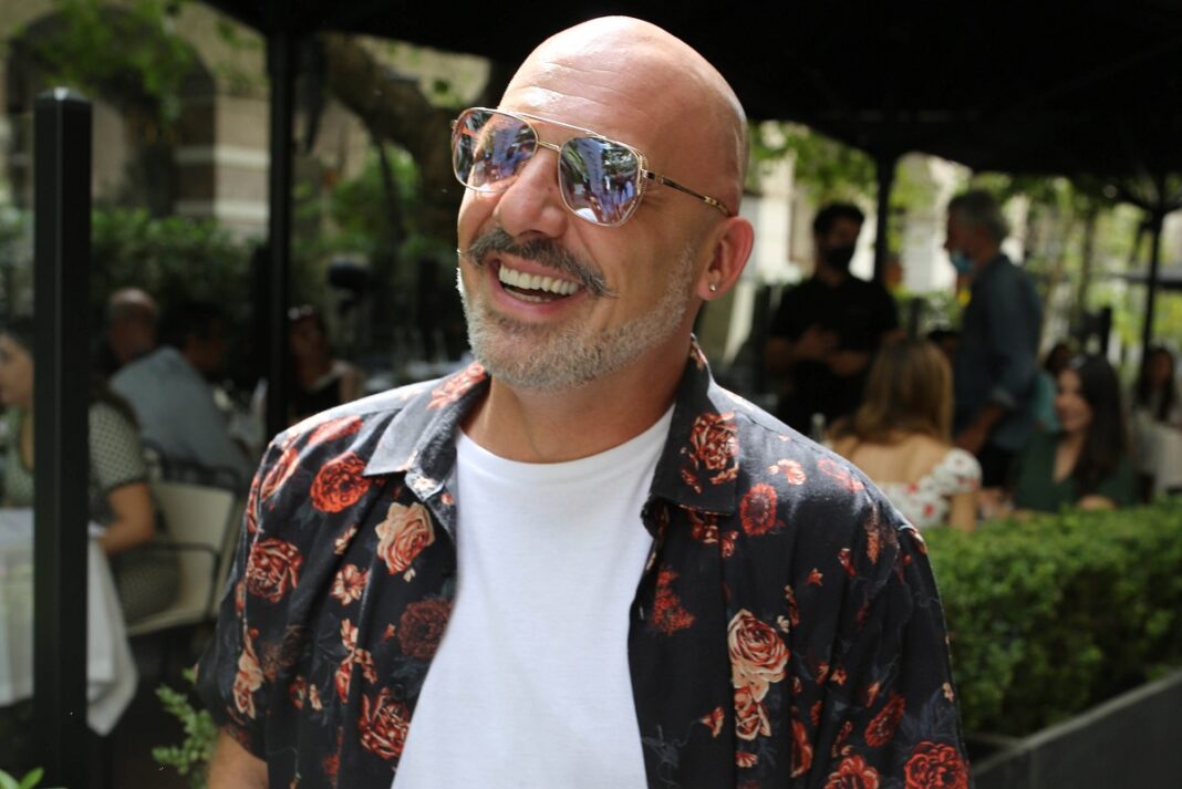Νίκος Μουτσινάς: «Η πρώτη μου ερωτική επαφή ήταν με γυναίκα και ήταν εξαιρετική. Απλώς κάποια στιγμή…»