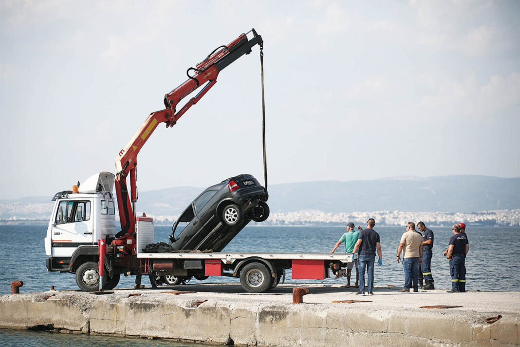 Μάνα και γιος νεκροί και δεμένοι με χειροπέδες