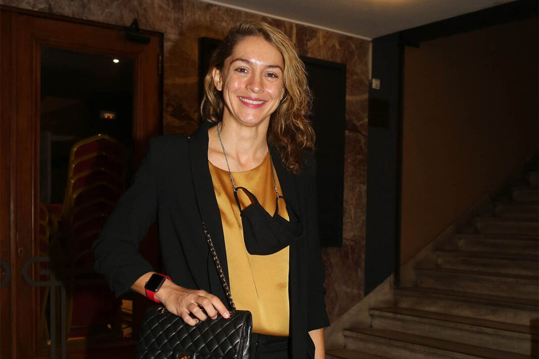 Η Γιούλικα Σκαφιδά αποκοιμήθηκε στο παρκοκρέβατο αγκαλιά με τον γιο της