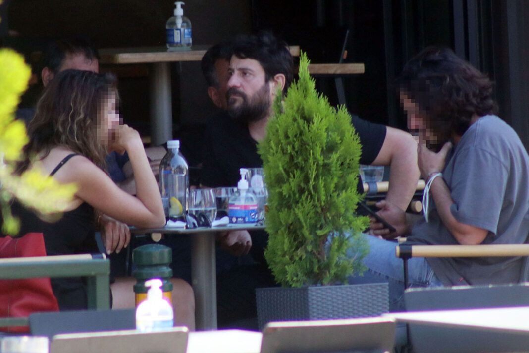 «Τσακώσαμε» τον Αλέξη Γεωργούλη να απολαμβάνει τον καφέ του με παρέα