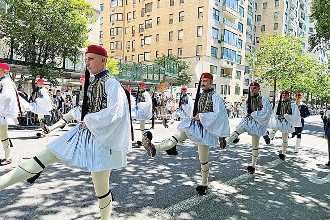 1821 στη Νέα Υόρκη με Εύζωνες, χαρλεάδες «Leventes» και σέξι dj!
