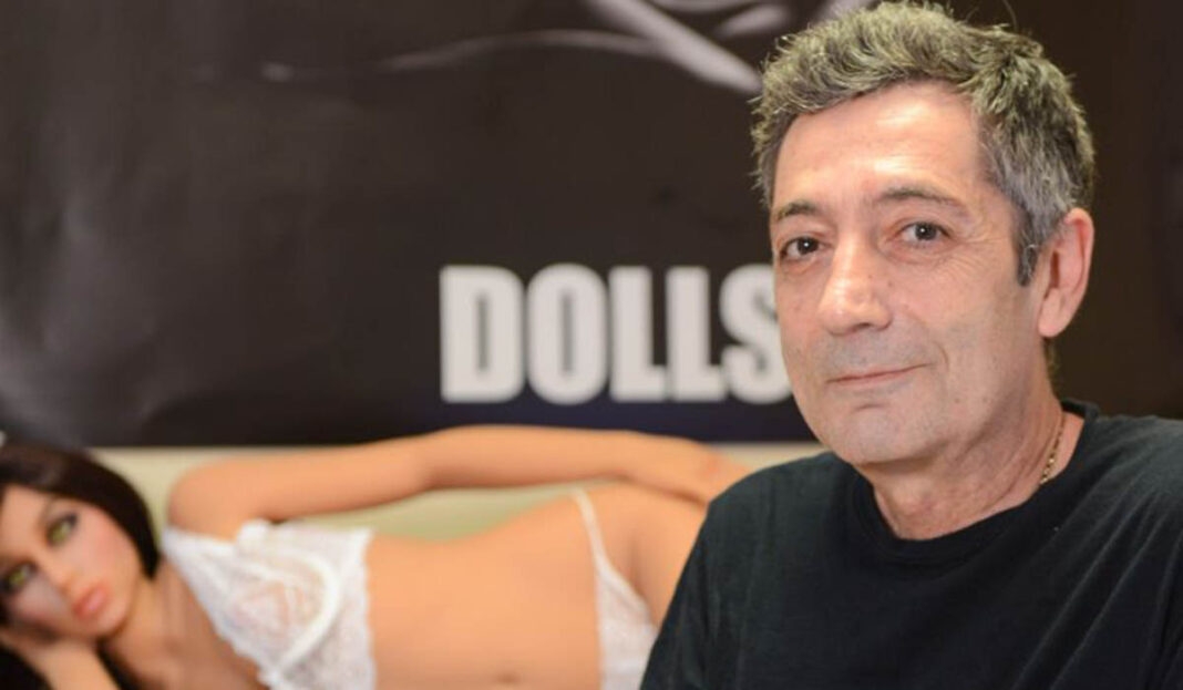 Έλληνες με κούκλες του σεξ στις καραντίνες