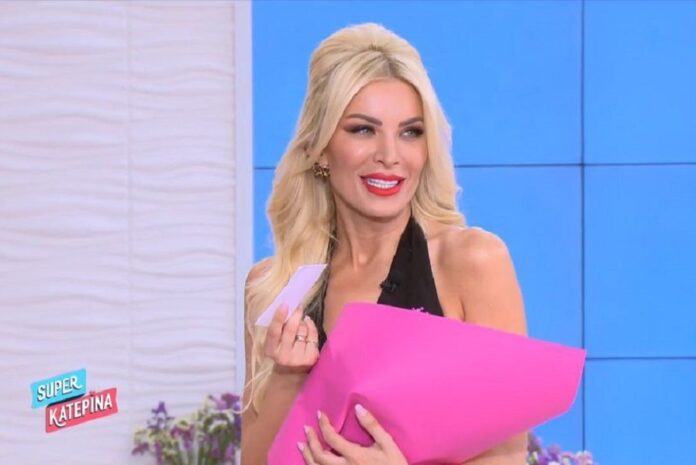 Κατερίνα Καινούργιου: Η ανθοδέσμη στο πλατό και το ξάφνισμά της on air
