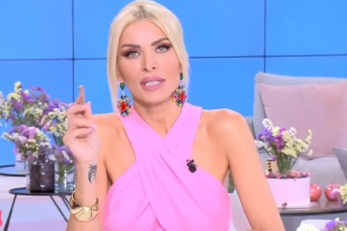 Έξαλλη η Καινούργιου on air με δημοσιογράφο: «Αυτό κι αν είναι ρατσιστικό και θλιβερό κυρία μου»