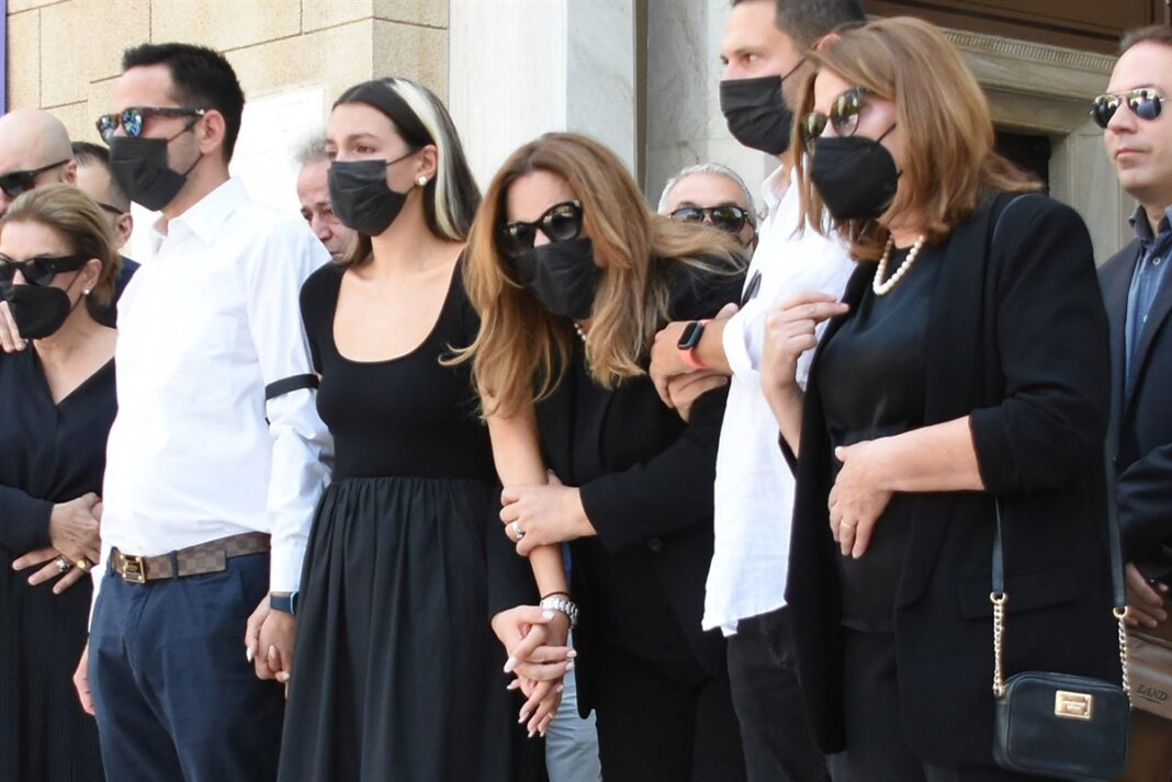 Η Δέσποινα Μοιραράκη συντετριμμένη στη κηδεία του συζύγου της