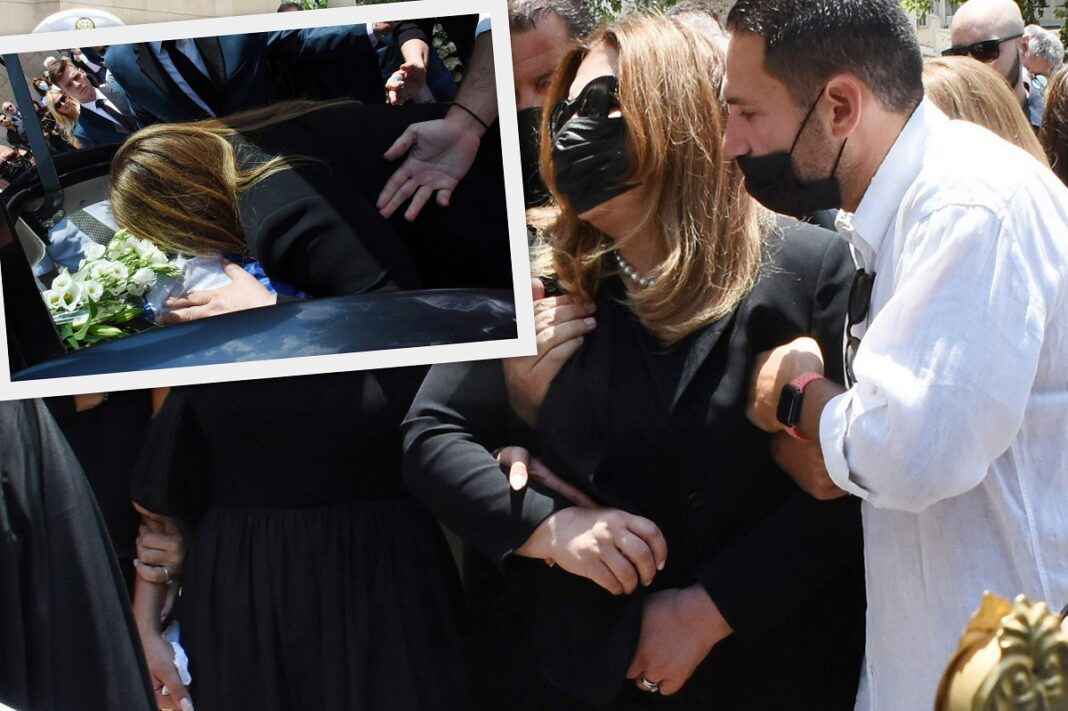 Υποβασταζόμενη η Μοιραράκη στην κηδεία του άντρα της – Αγκάλιαζε το φέρετρο και έκλαιγε