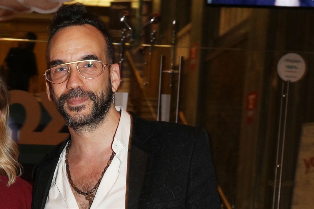 Ο Πάνος Μουζουράκης πόζαρε αγκαλιά με τη σύντροφό του, Τζίνα Βαρελά σε έξοδό τους