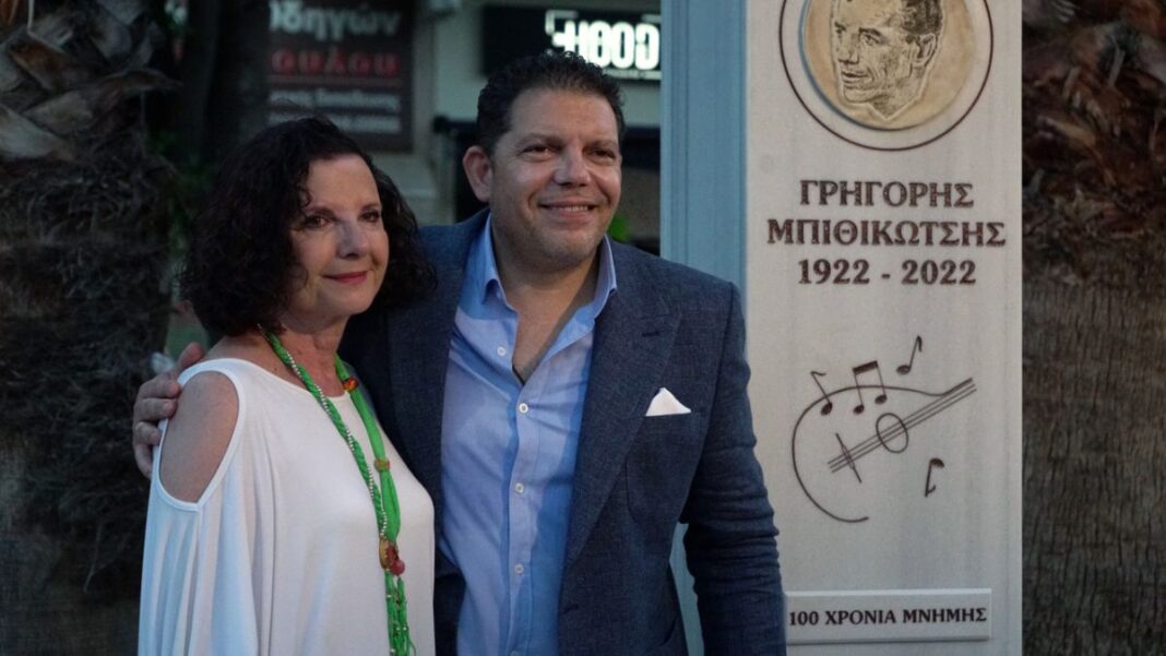 Γρηγόρης - Άννα Μπιθικώτση: Συγκινημένοι στα αποκαλυπτήρια τιμητικής στήλης για τον πατέρα τους