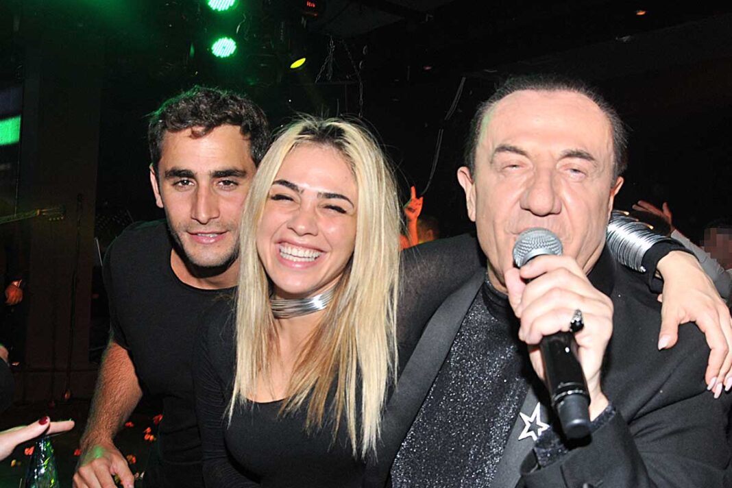 Ο Λευτέρης Πανταζής πάντρεψε την Κόνι και πόζαρε με τα... συμπεθεράκια