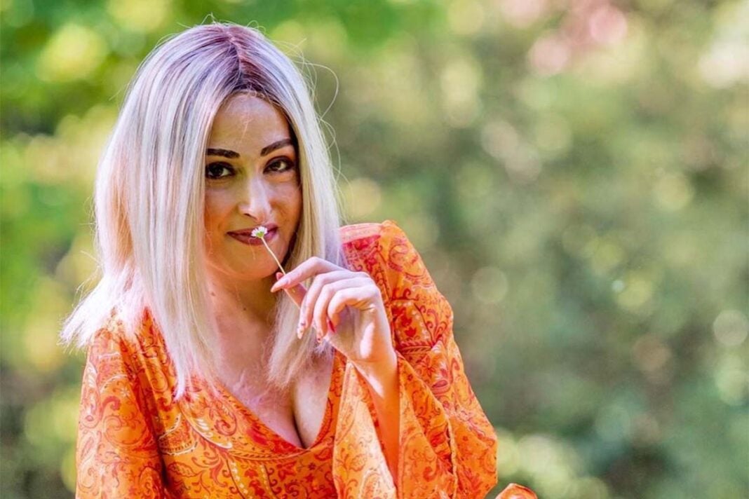 Η Ιωάννα Παλιοσπύρου χαμογελάει στον φακό της κάμερας δίνοντας μήνυμα ελπίδας