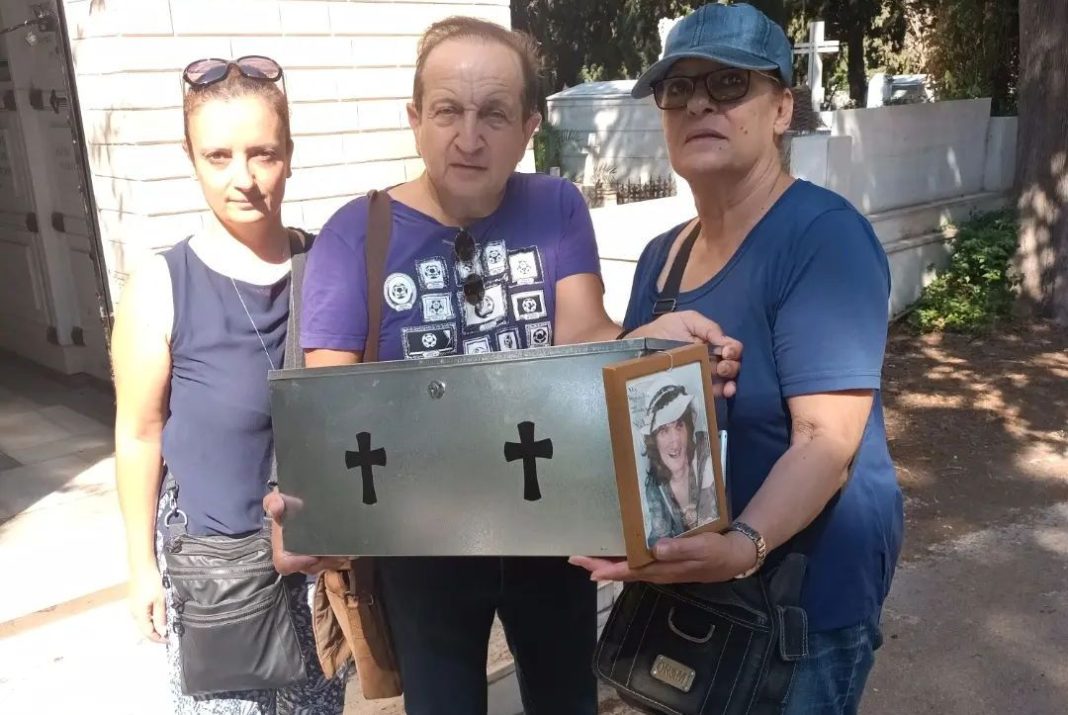 Στάθης Ψάλτης: Η πρώην σύζυγός του με τη κόρη τους μετέφεραν τα οστά του
