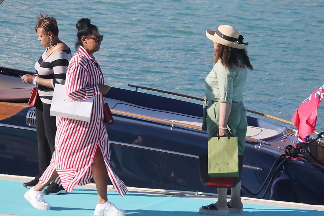 Tina Knowles - Cookie Jonshon: Οι κομψές εμφανίσεις τους σε παραλίες της Μυκόνου