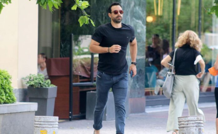 Ο Σάκης Τανιμανίδης στο κέντρο της Αθήνας... τρέχει να προλάβει!