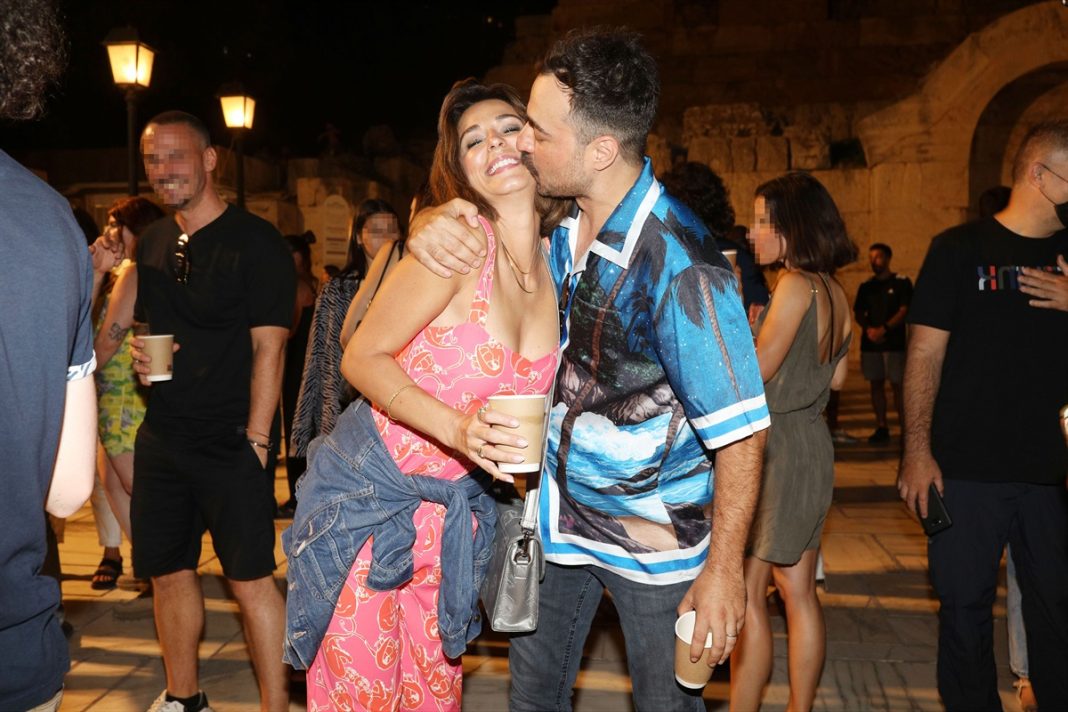 Το τρυφερό φιλί του Παναγιώτη Πιλαφά στην Κατερίνα Παπουτσάκη σε έξοδό τους