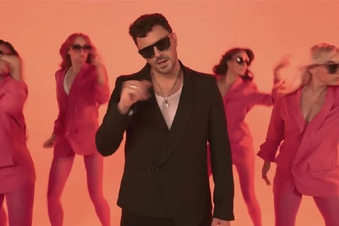 Nίκος Δούρος: Ξεσηκώνει με το βιντεοκλίπ του νέου του τραγουδιού