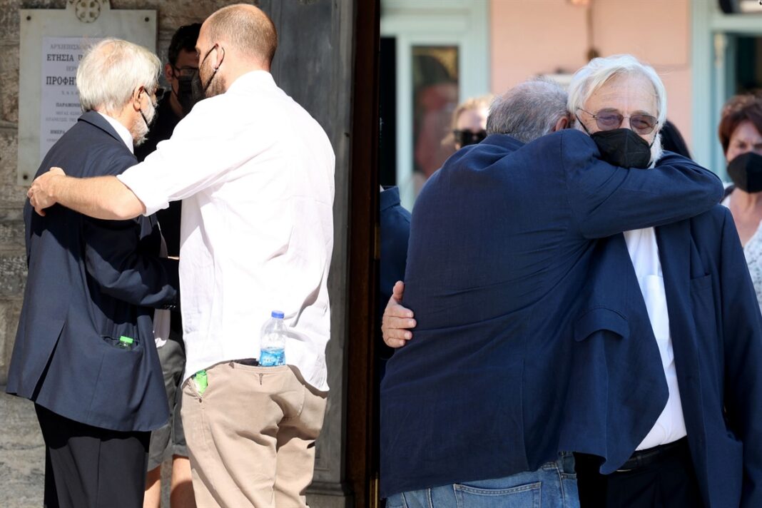 Ο Γιάννης Σμαραγδής αποχαιρέτησε τη σύζυγό του - Στο πλευρό ο γιος του