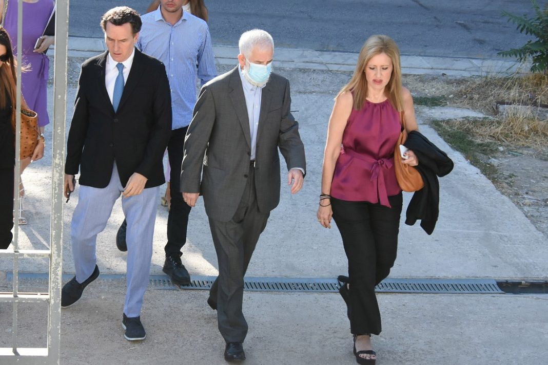 Η «επίθεση» στον Φιλιππίδη έξω από τα δικαστήρια: «Αληταρά μεγαλώνουμε παιδιά…»