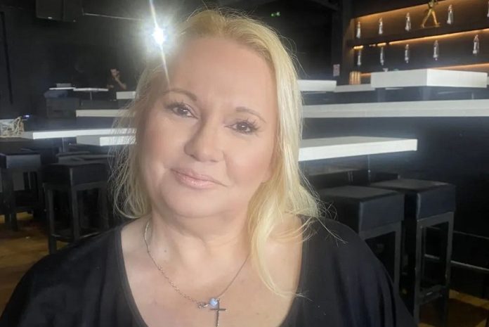 Τέλος τα ξανθά μαλλιά για την Καίτη Φίνου – Έγινε κοκκινομάλλα