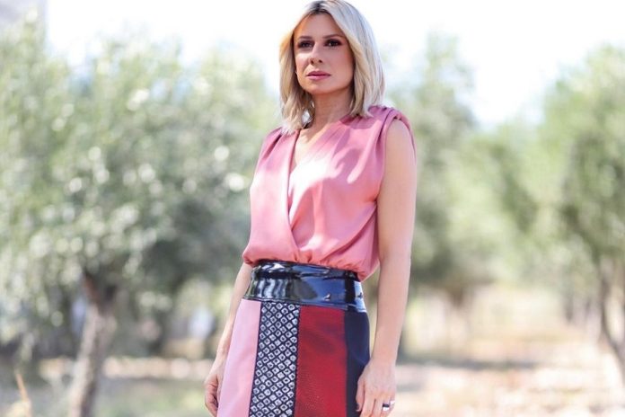 Οι υποβρύχιες βουτιές της Κατερίνας Καραβάτου με λευκό μπικίνι