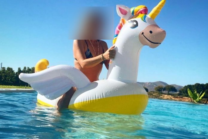 Ελληνίδα παρουσιάστρια απολαμβάνει τις βουτιές παρέα με τον… «μονόκερό» της