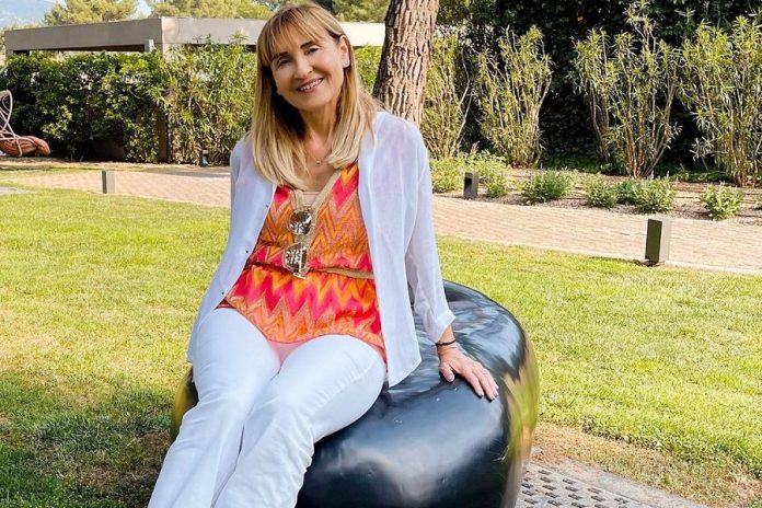 Η Μάρα Ζαχαρέα ποζάρει με μπικίνι σε παραλία της Πάρου