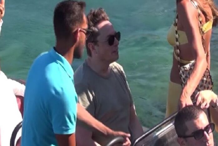 Ο Ίλον Μασκ απολαμβάνει διακοπές του στη Μύκονο παρέα με την εντυπωσιακή σύντροφό του