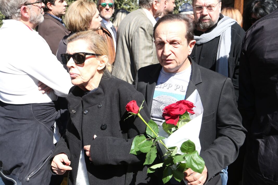 Το αντίο του Σπύρου Μπιμπίλα στην Ντίνα Κώνστα: «Θα μας λείψεις πολύ Ντινάκι μας»