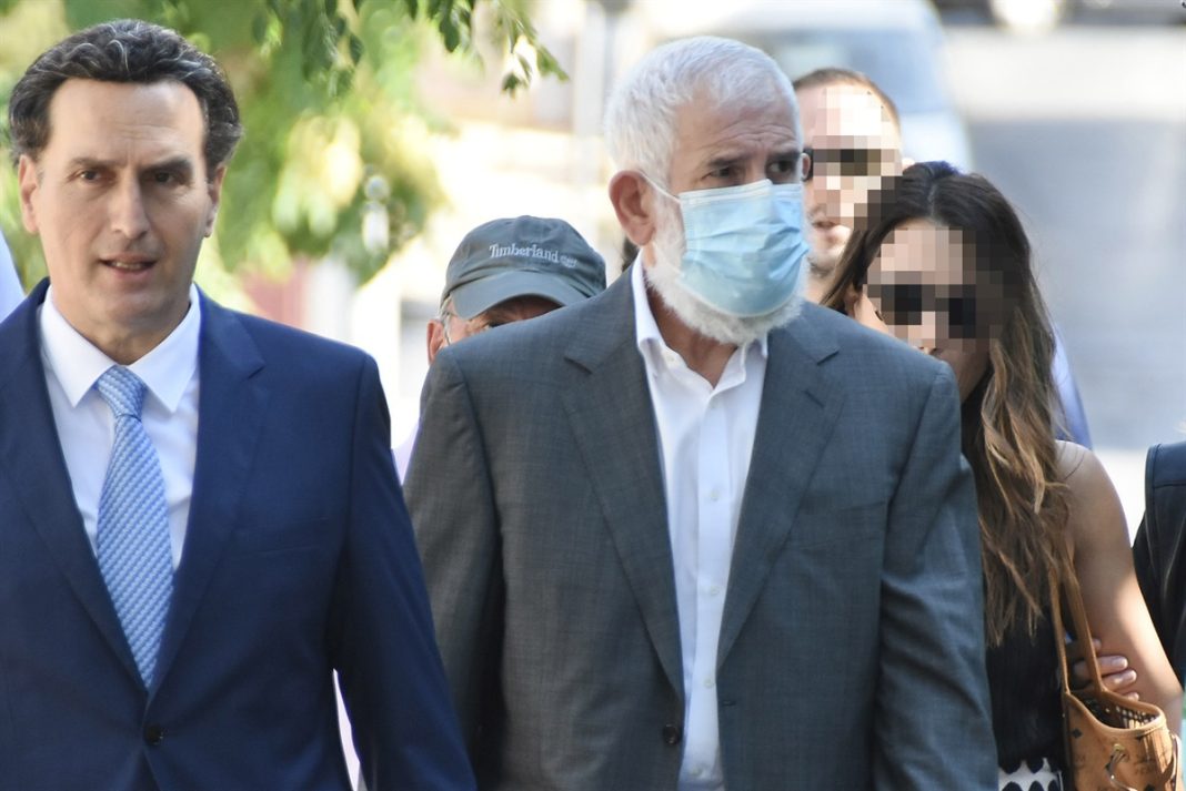 Δίκη Φιλιππίδη: Ο ηθοποιός μπήκε στο δικαστήριο από τη πίσω πόρτα μετά τη φραστική επίθεση