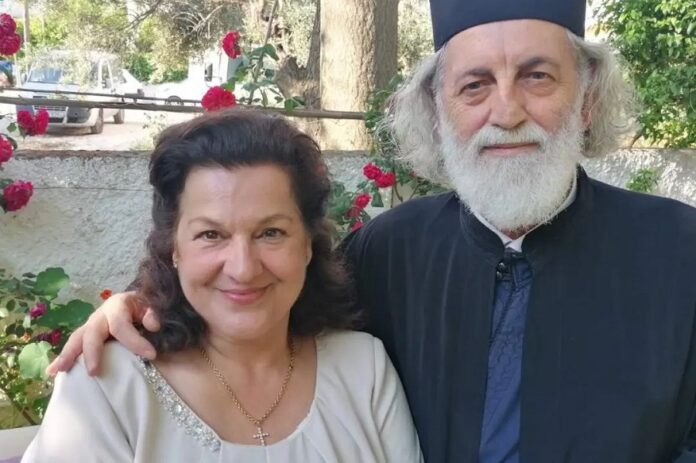 Στέλλα Γκίκα: Η «παπαδιά» του «Σασμού» ποζάρει με μαγιό σε παραλία των Κυκλάδων