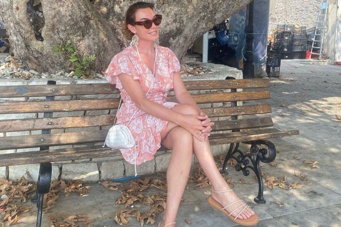 Η Τατιάνα Στεφανίδου ποζάρει με μπικίνι σε ερημική παραλία