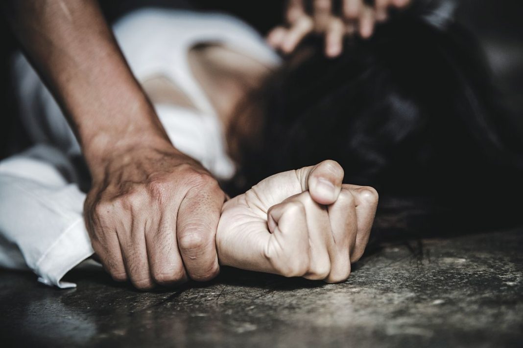 Ξύπνησαν «μνήμες» από Μυρτώ: 23χρονη Ελληνίδα βιάστηκε σε ερημική παραλία της Σερίφου από δύο Πακιστανούς
