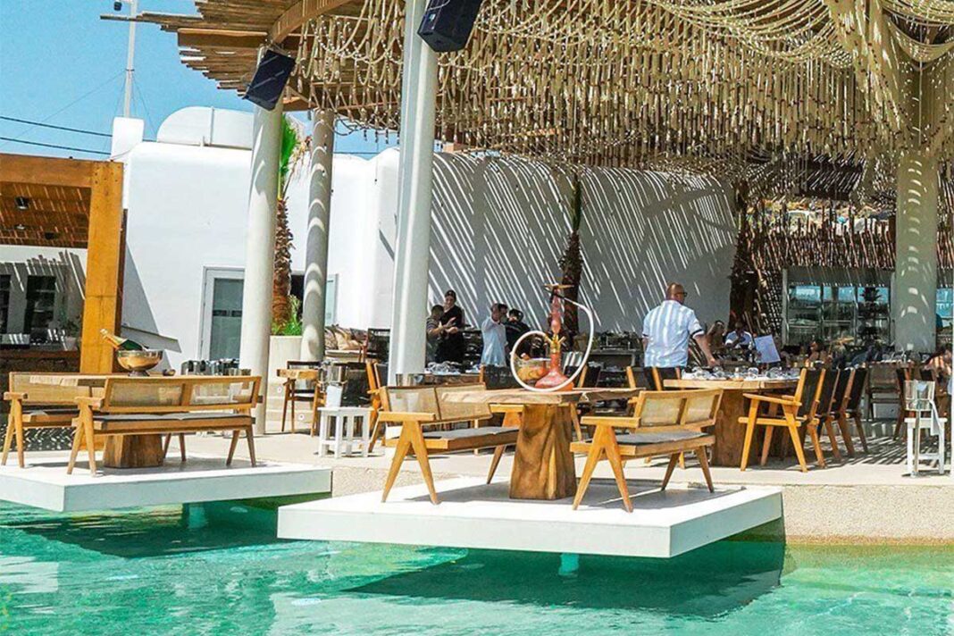 Άγριο ξύλο στο γνωστό beach bar στην παραλία Παράγκα της Μυκόνου