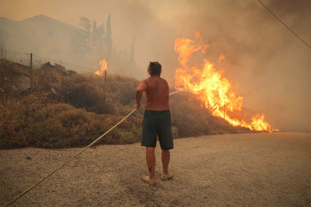 Φλέγεται η Πεντέλη! Πύρινες γλώσσες «έπνιξαν» σπίτια στο Ντράφι